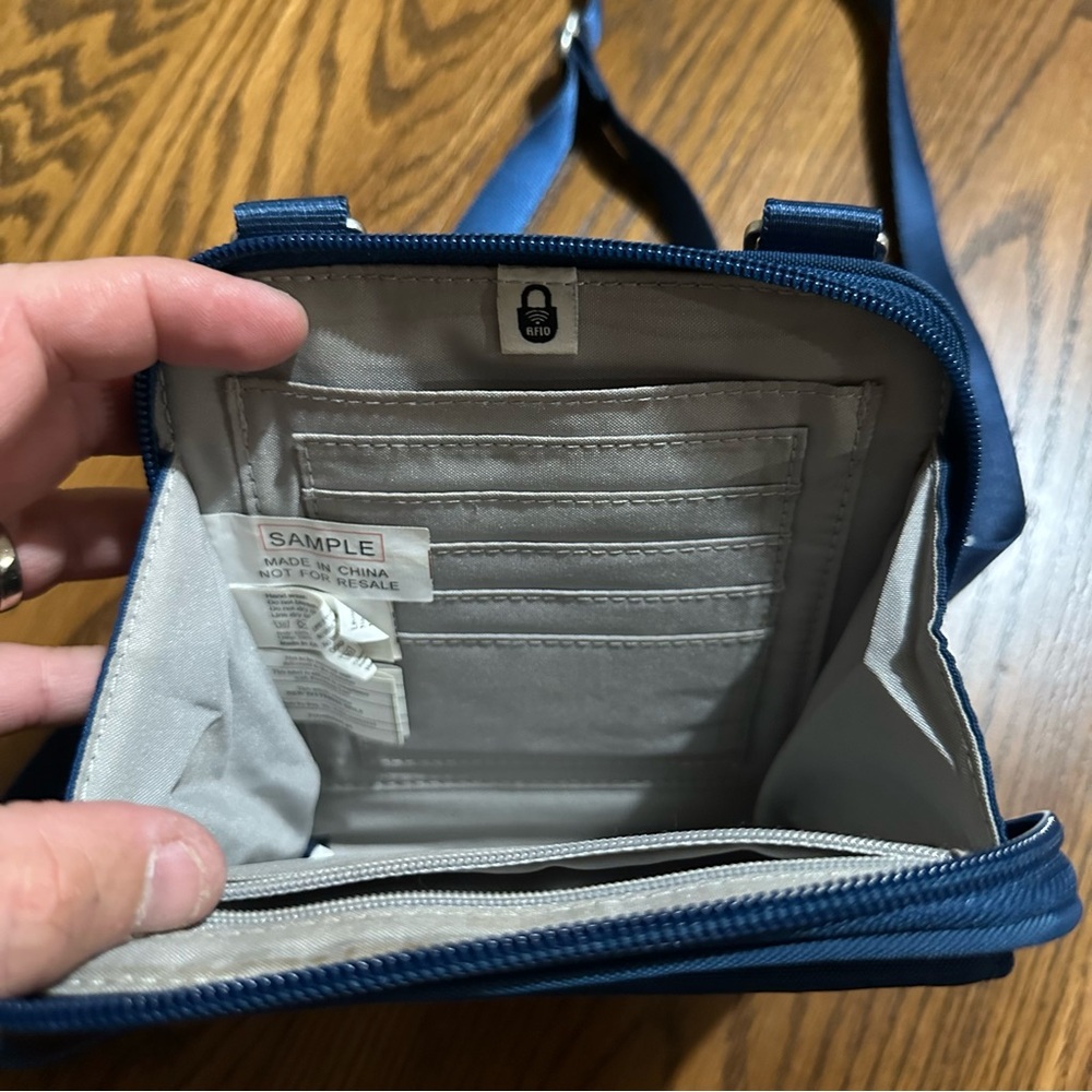 Baggallini crossbody navy blue travel purse bag with‎ lots slots and space - Picture 5 of 6